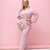 Pudroworóżowy komplet garniturowy PREMIUM Plus Size – wiązana marynarka kopertowa i spodnie z kantem