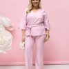 Pudroworóżowy komplet LUXARIA – bluzka z wiązaniem i eleganckie spodnie